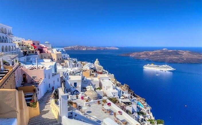 Tourism Season 2025: Πώς εξελίσσονται οι κρατήσεις τη φετινή σεζόν - Το μήνυμα της ΤUI και η Σαντορίνη 