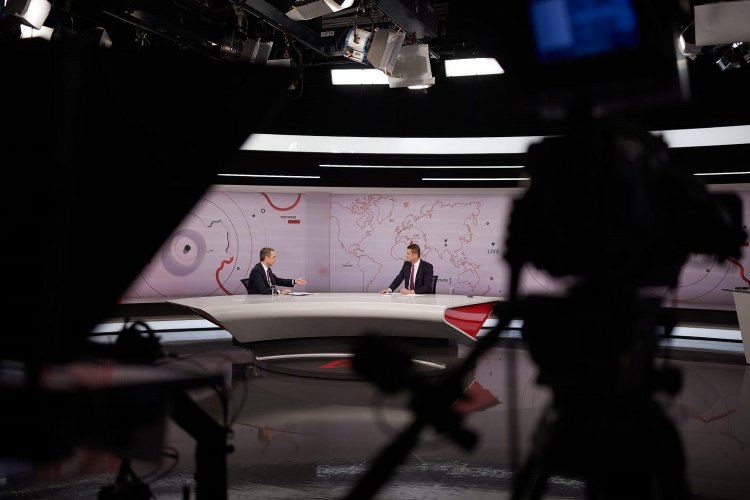 Politics & current affairs: Η μεγάλη μάχη της Κεντροαριστεράς - Οι πρώτες διαβουλεύσεις για την πρόταση μομφής - Πιο γρήγορα τη θέλει ο ΣΥΡΙΖΑ