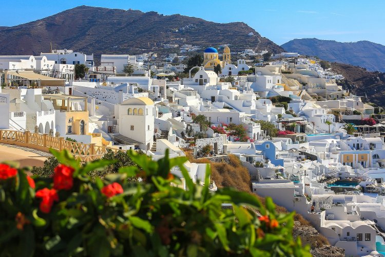 Volcanic Activity in Santorini - CNN: «Το νησί του Instagram χτυπήθηκε από 200 σεισμούς»