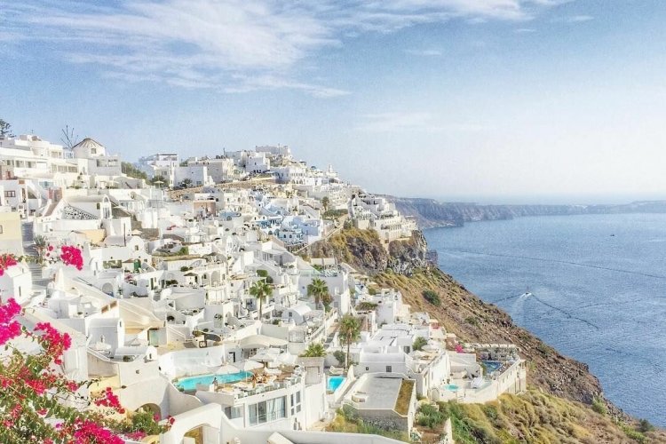 Environment Min: Πού «κρύβονται» τα αυθαίρετα της Μυκόνου και της Σαντορίνης