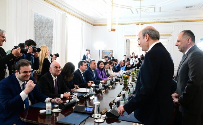 Behind the Politics: Πώς ο ανασχηματισμός μπερδεύει τις έως τώρα ισορροπίες των «δελφίνων»