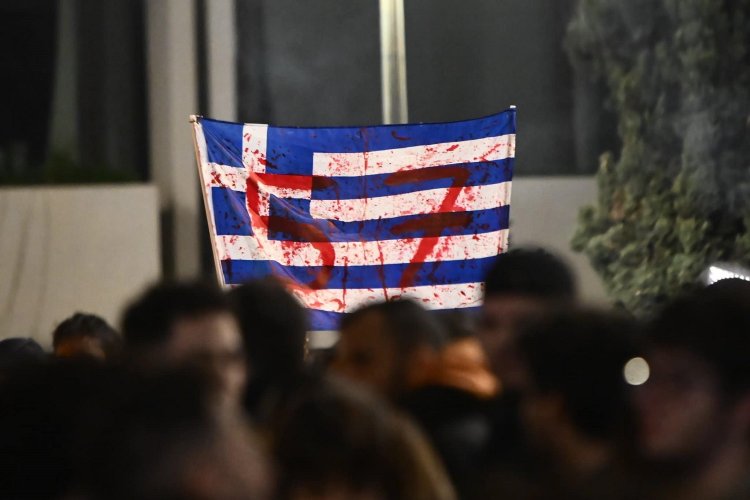 Guardian: Η ελληνική κυβέρνηση υπό πίεση για την υπόθεση των Τεμπών