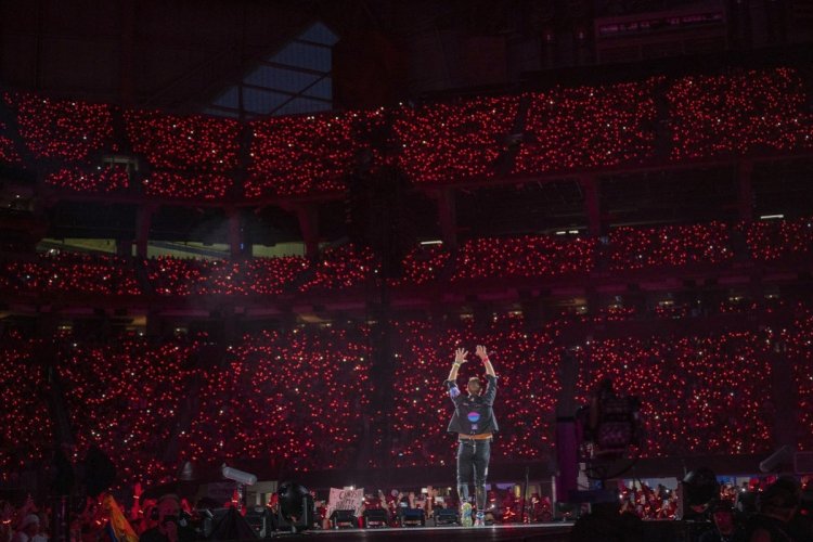 Cell Phones Banned From Concerts? Τέρμα τα κινητά στις συναυλίες? Αλλάζει το τοπίο στις συναυλίες - Οι Ghost μπροστάρηδες στη νέα τάση!!