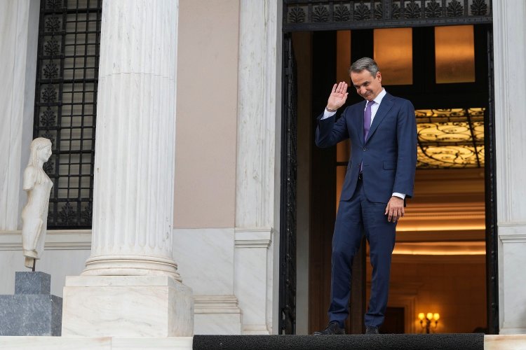 Behind the Politics: Το “διαίρει και βασίλευε” του Μητσοτάκη με τους δελφίνους!!