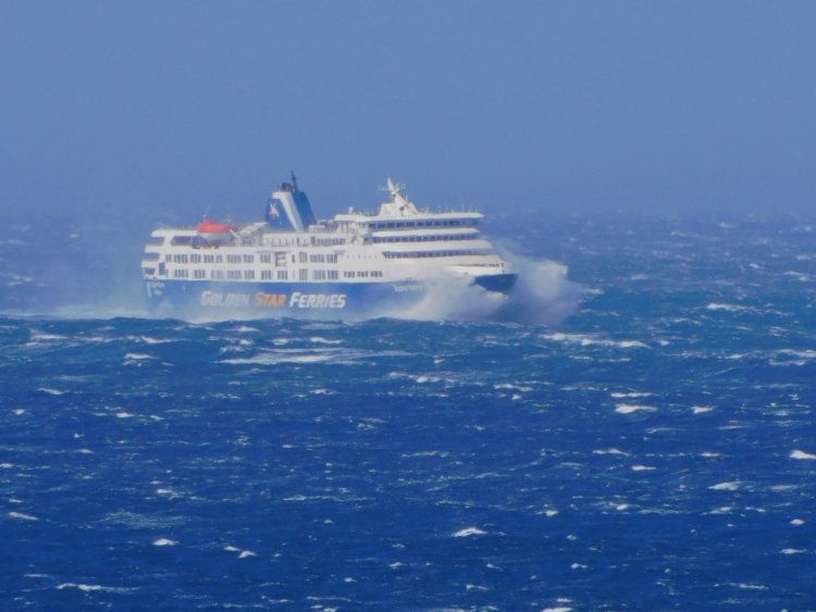 Ferry Services - Sailing ban: Απαγορευτικό απόπλου από λιμάνια λόγω των θυελλωδών ανέμων στο Αιγαίο!! Αλλαγές στα δρομολόγια των πλοίων!!