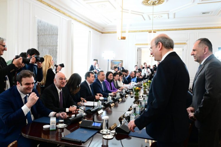 Behind the Politics: Πώς ο ανασχηματισμός μπερδεύει τις έως τώρα ισορροπίες των «δελφίνων»