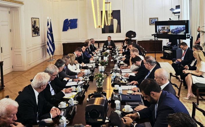 Mitsotakis' meeting with Regional Governors: Με τους 13 Περιφερειάρχες ο Μητσοτάκης στο Μαξίμου - Στο επίκεντρο η επέκταση Οικισμών &  η προώθηση των Περιφερειακών Σχεδίων Ανάπτυξης