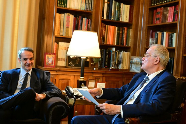 PM Mitsotakis: «Είναι δείγμα ωρίμανσης» η άρση μονιμότητας στο Δημόσιο, κατά την συνάντηση Τασούλα - Μητσοτάκη