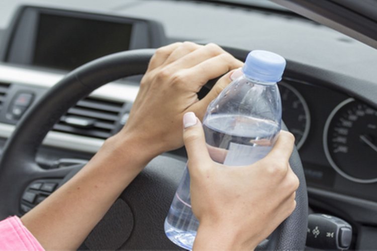 Hot car & bottled water: Ένα πλαστικό μπουκάλι νερό μέσα στο αυτοκίνητο το καλοκαίρι, είναι επικίνδυνο!!