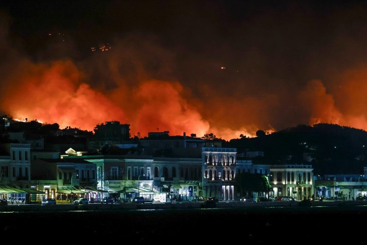 Chios wildfire: Πύρινη «κόλαση» το νησί!! Δοκιμάζεται για 3η μέρα η Χίος - Συνεχίζεται η μάχη με τις φλόγες, έχουν καεί 62.000 στρέμματα - Δύο τα μέτωπα της φωτιάς [Live εικόνα]