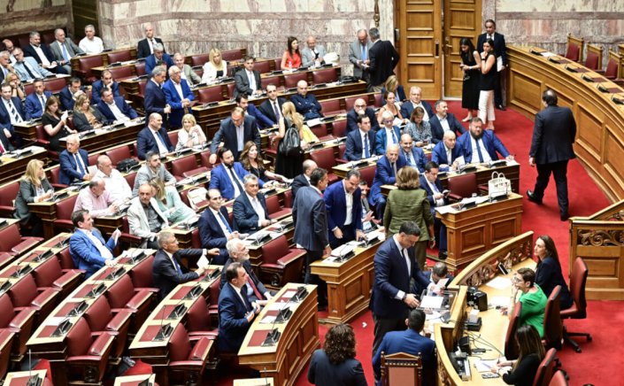 Gov & Political Affairs: Με 157 «ναι» παραπέμπεται ο Καραμανλής στο Δικαστικό Συμβούλιο!! Οι κόντρες & οι αποχωρήσεις!!