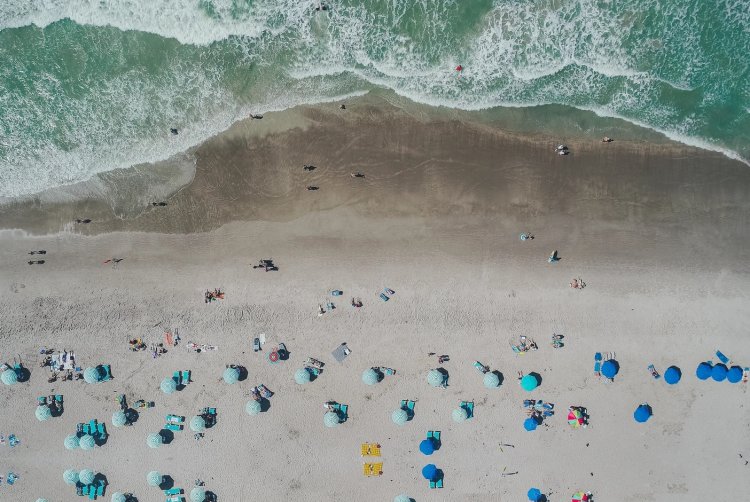 Where are most bacteria hidden on the beach? Πού κρύβονται τα περισσότερα μικρόβια στην παραλία?