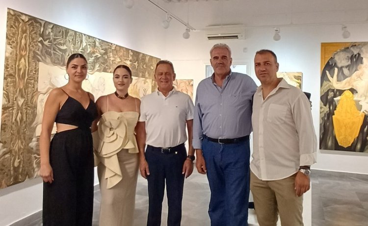 Επίσκεψη και ξενάγηση του Δημάρχου Xpήστoυ Bεpώvη στην έκθεση ζωγραφικής «Mirage: Within the Veil» στην Δημοτική Πινακοθήκη Μυκόνου