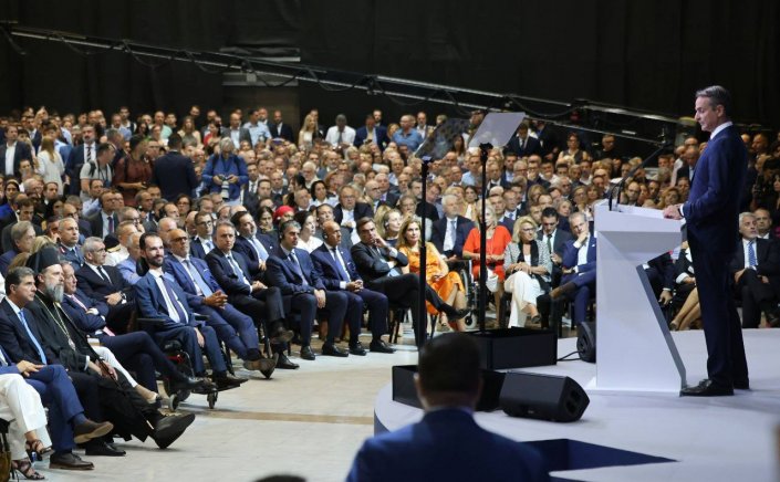 Εγκάρδια χειραψία Μητσοτάκη-Βερώνη στην 89η ΔΕΘ - Πρόσκληση του πρωθυπουργού για επίσκεψη στο Μαξίμου