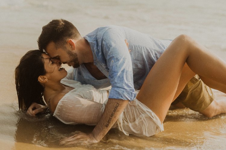 Love language types: Αυτές είναι οι πέντε γλώσσες της αγάπης!! Εσύ ποια μιλάς;