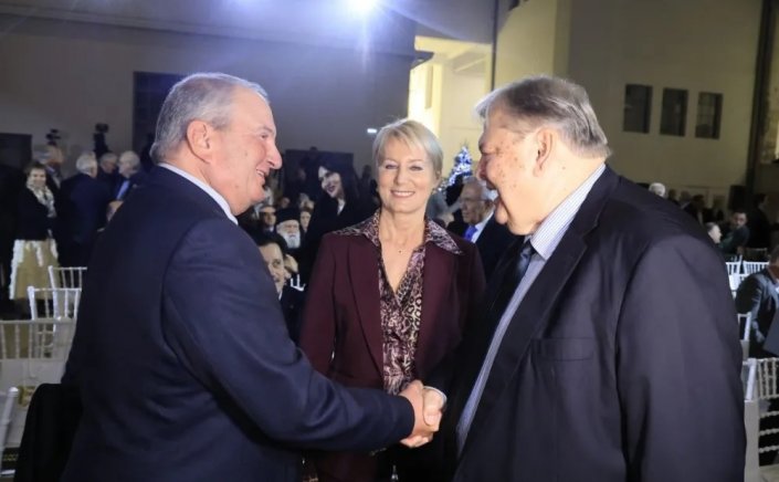 BTS: «Δύο σε ένα»!! Ώρα παρεμβάσεων Καραμανλή και Βενιζέλου σε εκδήλωση για την ποιότητα της δημοκρατίας!!