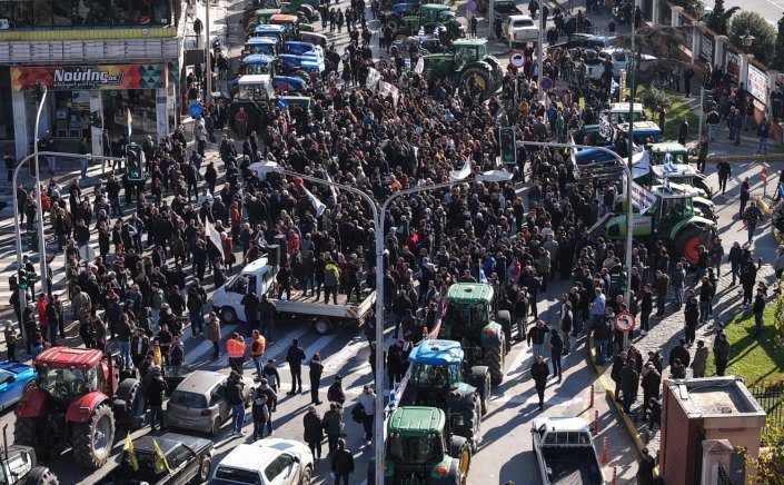 Protesting Greek farmers: Αμετακίνητοι οι αγρότες, αρνούνται «προσχηματικό διάλογο» - On line χάρτης των μπλόκων σε πραγματικό χρόνο