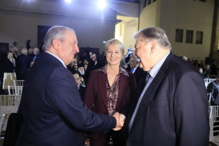 BTS: «Δύο σε ένα»!! Ώρα παρεμβάσεων Καραμανλή και Βενιζέλου σε εκδήλωση για την ποιότητα της δημοκρατίας!!