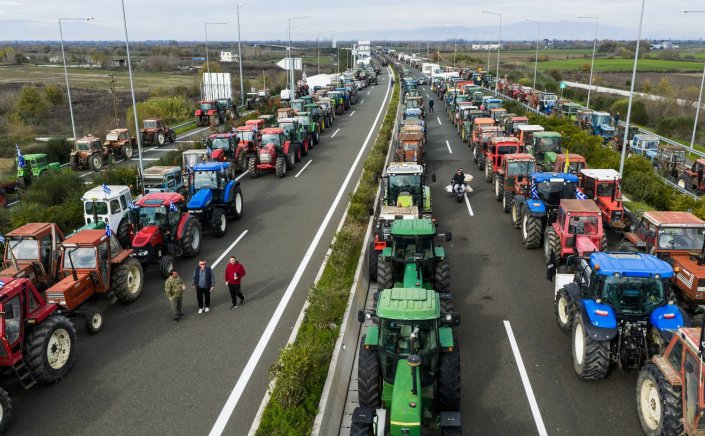 Protesting Greek farmers: Μετωπική σύγκρουση!! Με ΜΑΤ και «μπόλικο» κοινωνικό αυτοματισμό η απάντηση της κυβέρνησης στους αγρότες [Χάρτης με τα μπλόκα]