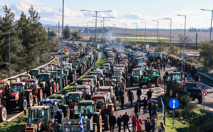Protesting Greek farmers: Νίκαια ώρα μηδέν για τους αγρότες!! Συνεδριάζει η πανελλαδική επιτροπή για να αποφασίζουν την τακτική τους για το ραντεβού με τον Μητσοτάκη!!