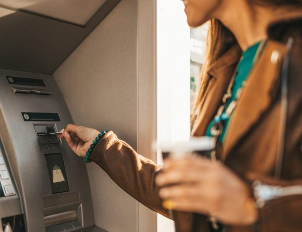 Banking fees Crackdown: «Μπλόκο» ΥΠΟΙΚ στο «χαράτσι» των τραπεζών και το κόλπο με τις neobanks