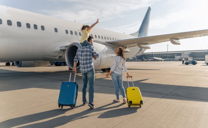 Tourism Report 2025: Ανατροπή στον χάρτη – Η “Έκρηξη” της Αθήνας, η πτώση της Σαντορίνης και το στοίχημα της λειψυδρίας