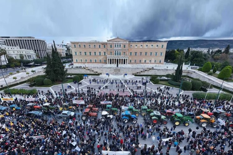 Farmers΄ protest in Syntagma Square: Στην «καρδιά» της Αθήνας βρίσκονται οι αγρότες για το συλλαλητήριο που βρίσκεται σε εξέλιξη!! Έφτασαν στο Σύνταγμα τα τρακτέρ!!