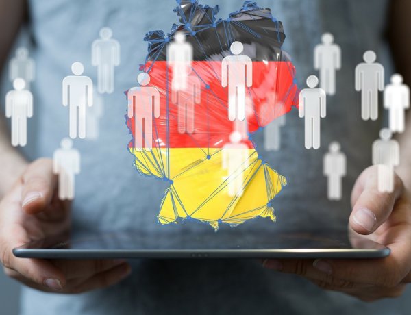 Greek Diaspora Postal Vote: Πώς θα ψηφίζουν πλέον οι Έλληνες του εξωτερικού και οι «παγίδες» της τριεδρικής εκλογικής περιφέρειας