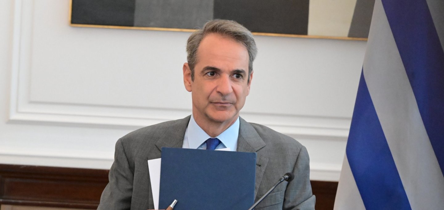 Greek Political Crisis: Εγκλωβισμένο το Μαξίμου!! Η αδυναμία αλλαγής ατζέντας στη σκιά των σκανδάλων!!