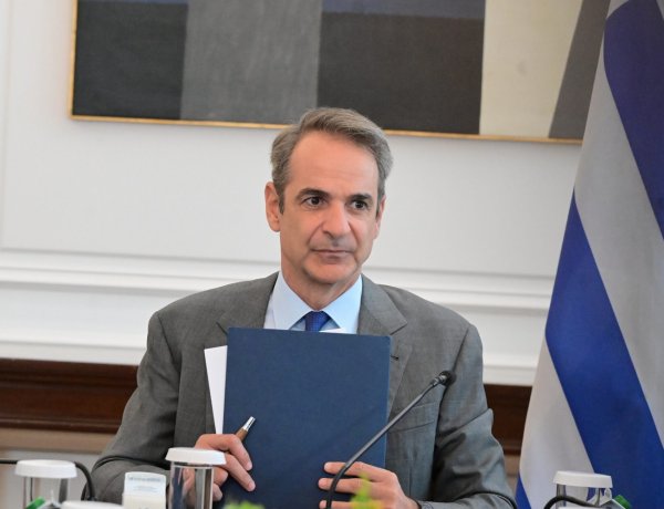 Greek Political Crisis: Εγκλωβισμένο το Μαξίμου!! Η αδυναμία αλλαγής ατζέντας στη σκιά των σκανδάλων!!