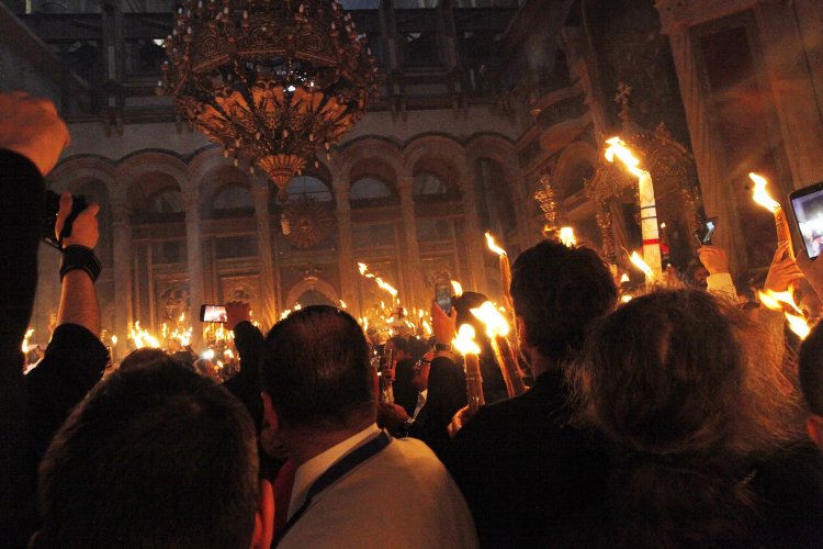 Holy Fire Ceremony: Αναχωρεί το Μεγάλο Σάββατο η ελληνική αποστολή για τα Ιεροσόλυμα για το Άγιο Φως - Κεκλεισμένων των θυρών ο Πανάγιος Τάφος