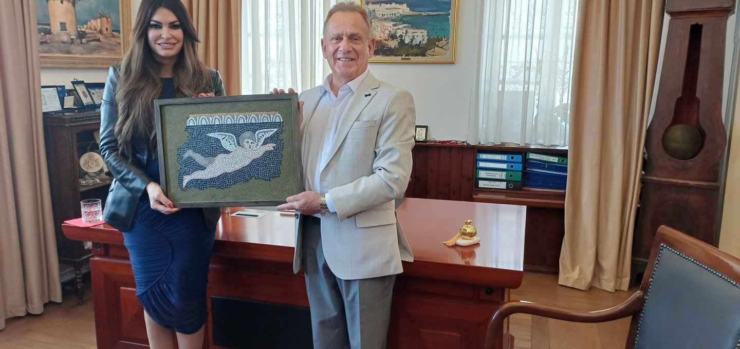 US Ambassador to Greece: “Θα κάνω ό,τι περνάει από το χέρι μου για τη Μύκονο”- Η Κίμπερλι Γκίλφοϊλ αναδεικνύει το Νησί σε Global High-End Tourism Hub