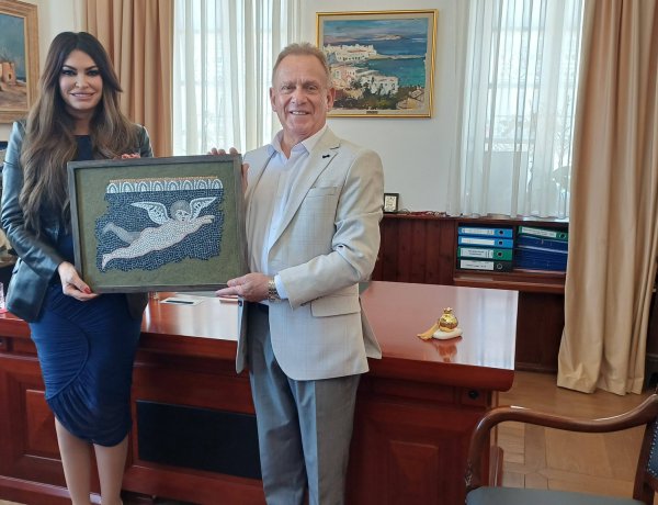«Γκίλφοϊλ στον Βερώνη: “Η Μύκονος αποδεικνύει τη δύναμη του Ελληνικού Τουρισμού” - Νέα ώθηση στη συνεργασία ΗΠΑ - Ελλάδας»