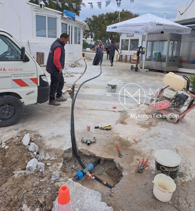 Τέλος Εποχής: Η ΔΕΥΑΜ ξηλώνει τους σκουριασμένους αγωγούς στην Δημοτική Πλατεία της Άνω Μεράς και γυρίζει σελίδα για πάντα