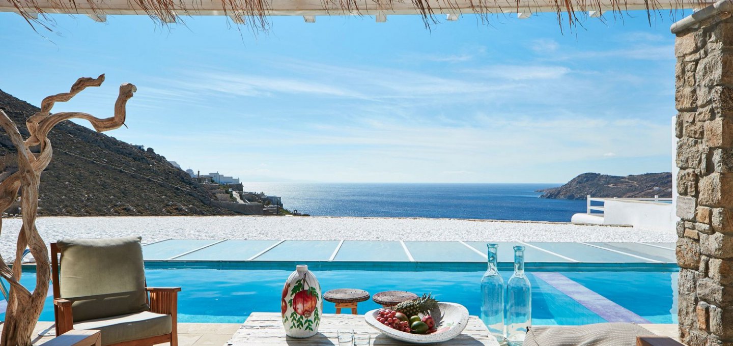 Mykonos UHNWIs Luxury Lifestyle: Στον «κλειστό» κόσμο των Ultra High Net Worth Individuals στη Μύκονο, ιδιωτικότητα και wellness lifestyle! Η «κλειστή» ελίτ που επαναπροσδιορίζει την πολυτέλεια στο Νησί των Ανέμων!