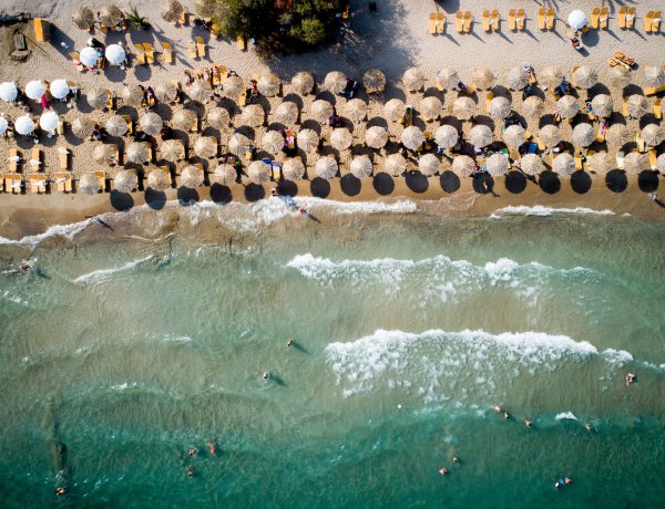 Beach Drone Controls 2026: Σκανάρισμα στις ακτές! Τα drones φέρνουν σαρωτικές αλλαγές για ξαπλώστρες & επιχειρήσεις - Η ακτινογραφία των νέων μέτρων, οι προσωρινές παραχωρήσεις, τα πρόστιμα!