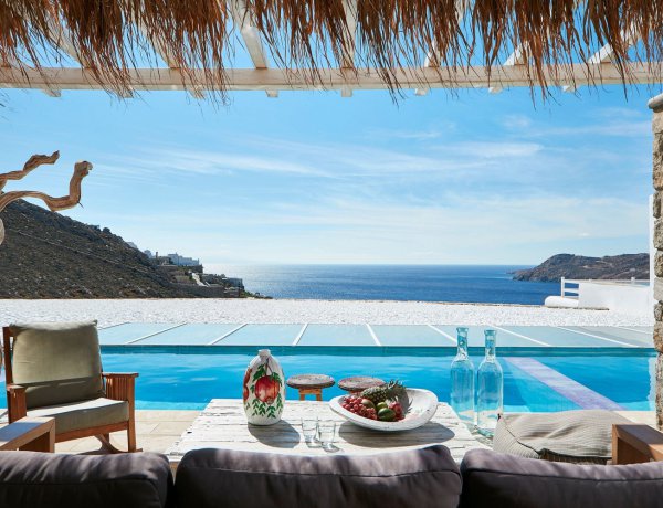 Mykonos UHNWIs Luxury Lifestyle: Στον «κλειστό» κόσμο των Ultra High Net Worth Individuals στη Μύκονο, ιδιωτικότητα και wellness lifestyle! Η «κλειστή» ελίτ που επαναπροσδιορίζει την πολυτέλεια στο Νησί των Ανέμων!