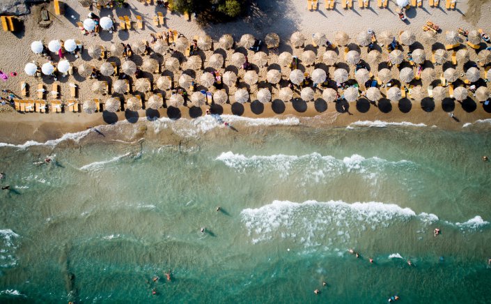 Beach Drone Controls 2026: Σκανάρισμα στις ακτές! Τα drones φέρνουν σαρωτικές αλλαγές για ξαπλώστρες & επιχειρήσεις - Η ακτινογραφία των νέων μέτρων, οι προσωρινές παραχωρήσεις, τα πρόστιμα!