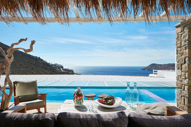 Mykonos UHNWIs Luxury Lifestyle: Στον «κλειστό» κόσμο των Ultra High Net Worth Individuals στη Μύκονο, ιδιωτικότητα και wellness lifestyle! Η «κλειστή» ελίτ που επαναπροσδιορίζει την πολυτέλεια στο Νησί των Ανέμων!