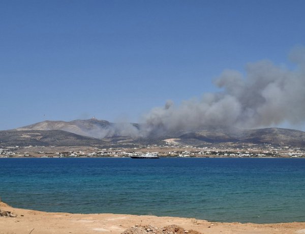 Paros Wildfire Emergency: Μάχη με τις φλόγες στην Πάρο! Ενισχύονται οι δυνάμεις πυρόσβεσης, 14 αεροσκάφη - Εκκενώθηκαν προληπτικά 4 οικισμοί!