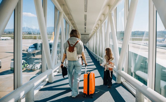 Air Passenger Rights: Αλλάζουν όλα στα αεροπορικά ταξίδια! Τέλος στις έξτρα χρεώσεις για διπλανές θέσεις σε οικογένειες - Τι αλλάζει για παιδιά, εγκύους, χειραποσκευές & καθυστερήσεις πτήσεων!