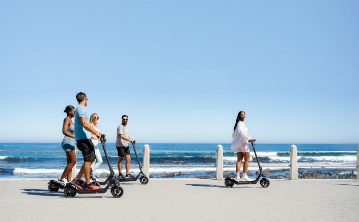 E-Scooter Crackdown: Αλλάζουν όλα από αύριο για τα ηλεκτρικά πατίνια! Νέοι κανόνες, ηλικιακά όρια, υποχρεωτική ασφάλιση και αυστηρά πρόστιμα!