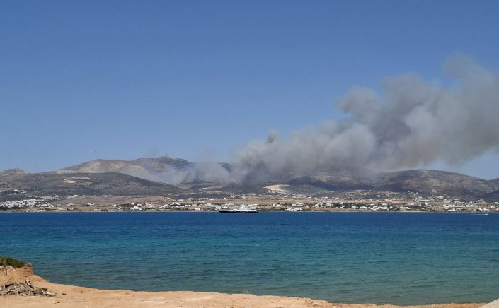 Paros Wildfire Emergency: Μάχη με τις φλόγες στην Πάρο! Ενισχύονται οι δυνάμεις πυρόσβεσης, 14 αεροσκάφη - Εκκενώθηκαν προληπτικά 4 οικισμοί!