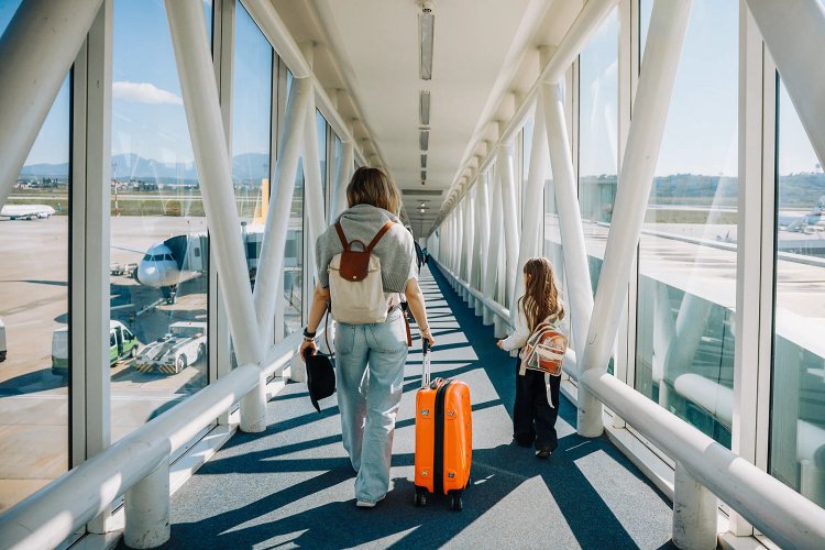 Air Passenger Rights: Αλλάζουν όλα στα αεροπορικά ταξίδια! Τέλος στις έξτρα χρεώσεις για διπλανές θέσεις σε οικογένειες - Τι αλλάζει για παιδιά, εγκύους, χειραποσκευές & καθυστερήσεις πτήσεων!