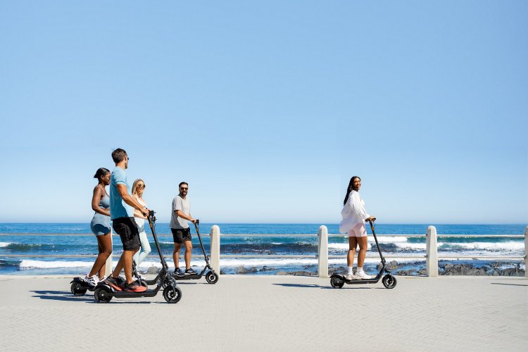 E-Scooter Crackdown: Αλλάζουν όλα από αύριο για τα ηλεκτρικά πατίνια! Νέοι κανόνες, ηλικιακά όρια, υποχρεωτική ασφάλιση και αυστηρά πρόστιμα!