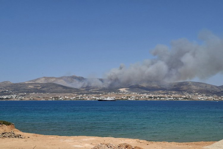 Paros Wildfire Emergency: Μάχη με τις φλόγες στην Πάρο! Ενισχύονται οι δυνάμεις πυρόσβεσης, 14 αεροσκάφη - Εκκενώθηκαν προληπτικά 4 οικισμοί!