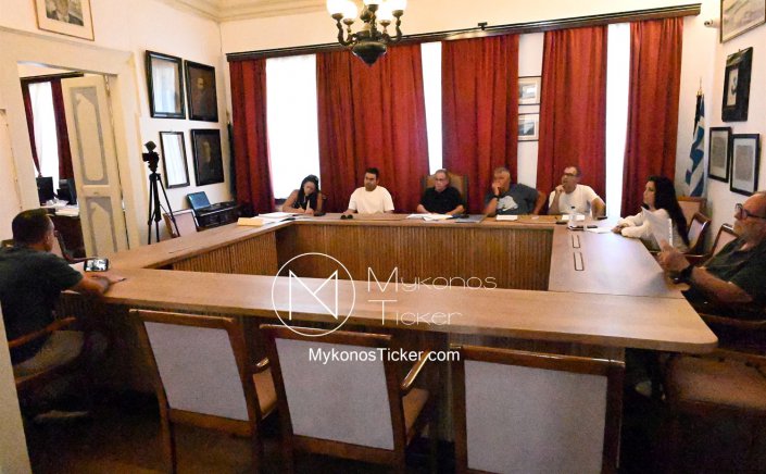 Mykonos Governance: Η Δημοτική Επιτροπή ψηφίζει 25 αποφάσεις - κλειδιά - Από τις έξυπνες διαβάσεις (Smart Crossings) και τα €204Κ ΚΑΠ μέχρι 16 διαγραφές ΤΑΠ, Προσλήψεις ΙΔΟΧ και Πολεοδομικές πράξεις στη Χώρα