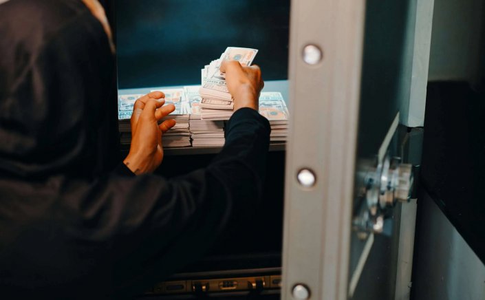 Asset Freeze Sunset Clause: Τέλος στις αιώνιες δεσμεύσεις της Εφορίας! Αυτεπάγγελτη αποδέσμευση θυρίδων και καταθέσεων από την ΑΑΔΕ, με απόφαση-σταθμό του ΣτΕ!