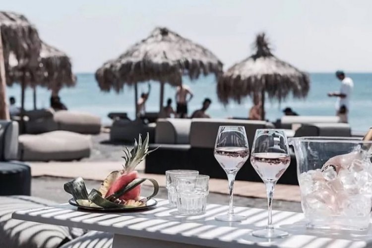 Beachfront Economics: Το χρηματιστήριο της ξαπλώστρας το 2026! Ο «χάρτης» του κόστους στις παραλίες, από τη Μύκονο έως την Πάρο!
