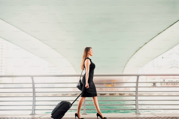 Travel Security Alert: Γιατί να αποφεύγετε τις μαύρες βαλίτσες & πώς να προστατεύσετε τις αποσκευές σας! 6 χρυσοί κανόνες!